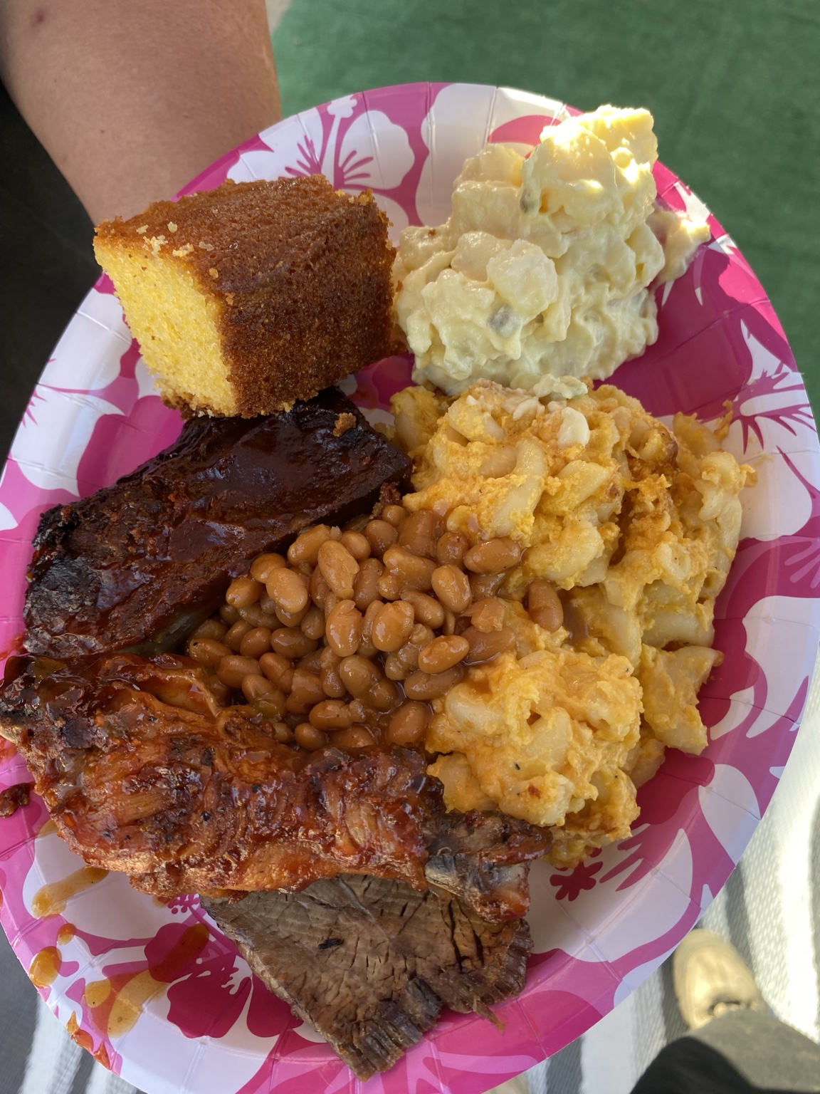 O'SIDE BBQ MAN barbecue plate with ribs, chicken, tri-tip and sides
